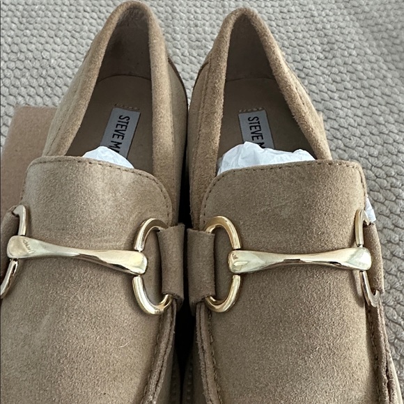 BNWT Immaculate Steve Madden Beige Suede Loafers with Gold Detail - Picture 5 of 8